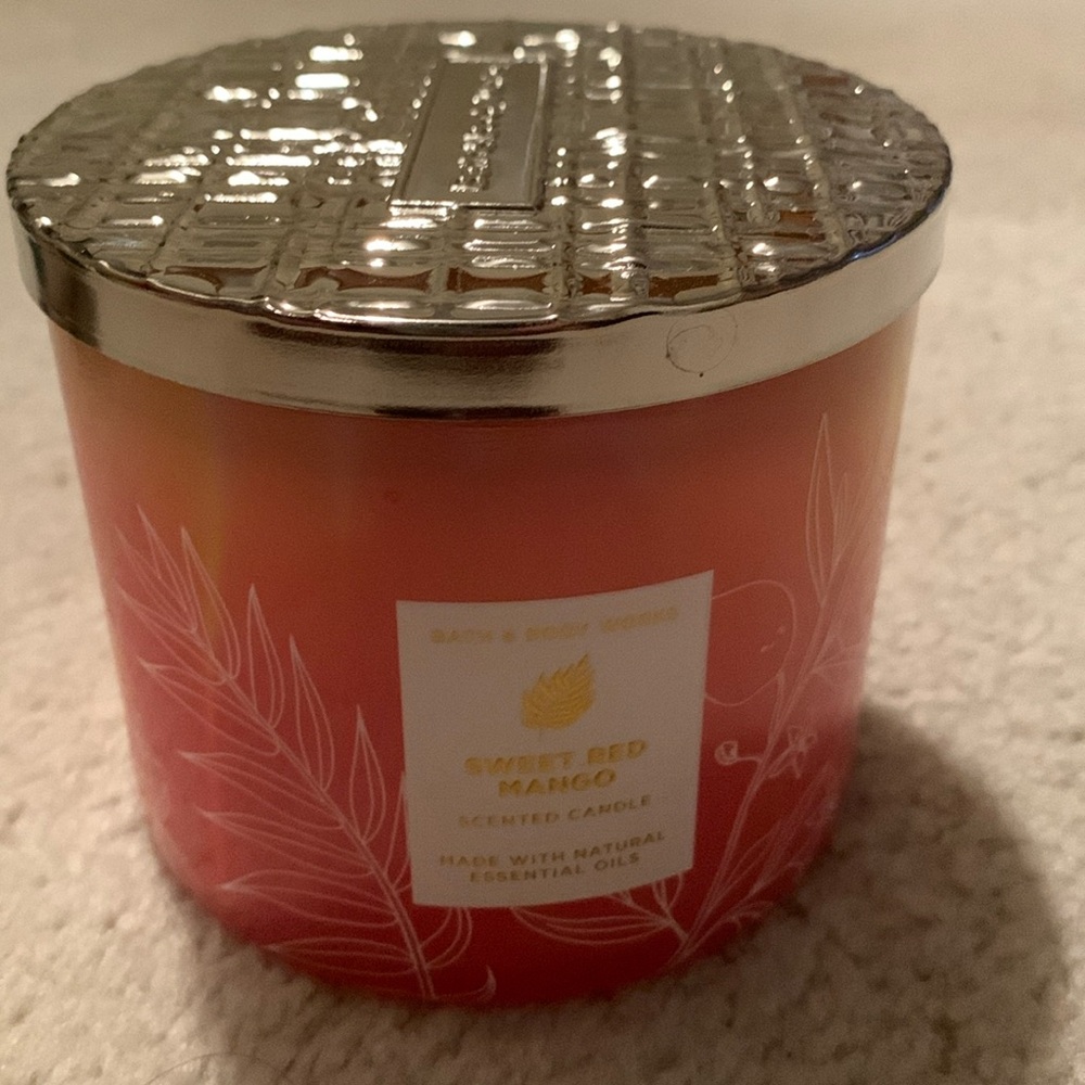 Bath & Body Works Sweet Red Mango candle (2021)